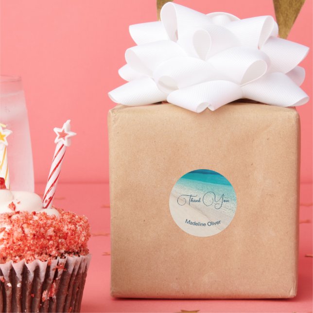 Pegatina Redonda Gracias a la arena azul de la escena de la playa (Fiesta)