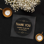 Pegatina Redonda Gracias a los Bodas de arte moderno Deco Negro y O<br><div class="desc">El Pegatina Moderno Art Deco Negro y Boda Dorado Classic Round es la manera perfecta de agradecerte con estilo. Tiene un elegante fondo negro y unos elegantes acentos geométricos dorados. Ideal para sellar sobres o para añadir un toque personal a tus favores, este pegatina capta la sofisticación del diseño Art...</div>