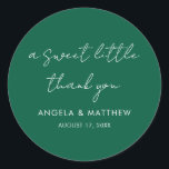 Pegatina Redonda Gracias Boda de tipografía de escritura moderna<br><div class="desc">Comparte tu gratitud con un regalo que les encantará. Nuestro boda personalizado, gracias a sus pegatinas, es la manera perfecta de conmemorar su día especial mientras agradece a sus invitados por ser parte de él. Dé a sus invitados un bello y práctico recordatorio del amor y la alegría que compartieron,...</div>