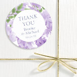 Pegatina Redonda Gracias Boda Floral de la Wisteria de Acuarela<br><div class="desc">Gracias a Morple Watercolor Wisteria Floral Wedding Stickers presenta elegantes colores de agua glicinia en lavanda suave y morado con hojas verdes sobre un fondo blanco con "Gracias" en escritura moderna de caligrafía púrpura con sus nombres y fecha boda a continuación. Diseñado por Evco Studio www.zazzle.com/store/evcostudio</div>