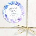 Pegatina Redonda Gracias Boda Floral de la Wisteria de Acuarela<br><div class="desc">Gracias a Morple Watercolor Wisteria Floral Wedding Stickers presenta elegantes colores de agua glicinia en lavanda suave y morado con hojas verdes sobre un fondo blanco con "Gracias" en escritura moderna de caligrafía púrpura con sus nombres y fecha boda a continuación. Diseñado por Evco Studio www.zazzle.com/store/evcostudio</div>