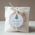 Pegatina Redonda Gracias Chinoiserie Christmas Tree Blue Favor<br><div class="desc">Gracias pegatinas por cualquier evento Holidays (mostrado aquí para un Baby Shower pero todos los campos de texto son personalizables). El diseño presenta un estilizado árbol de Navidad decorado con bayas azules y blancas de "jengibre".</div>