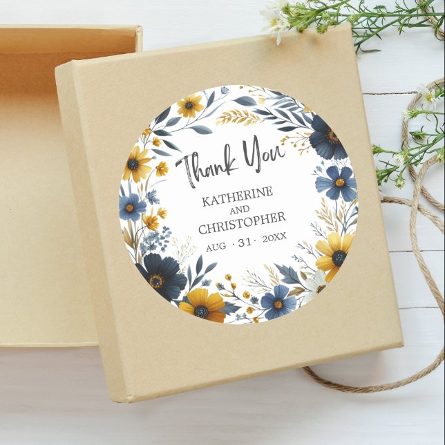 Pegatina Redonda Gracias Flores salvajes amarillas azules elegante  (Blue Gold Wildflowers Wedding Thank You Sticker for you favor boxes and bags.)