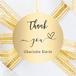 Pegatina Redonda Gracias nombre de oro de corazón<br><div class="desc">Un fondo falso de aspecto dorado,  texto negro. Personaliza y agrega tu nombre. Con el texto: Gracias   un corazón pequeño.</div>