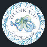 Pegatina Redonda Gracias Pegatinas Cute Under Sea Birthday<br><div class="desc">Este original tema de cumpleaños incluye un pulpo acuarela con coral de mar en tonos azules. Utilice los campos de plantilla para personalizar de su pegatina de agradecimiento con el nombre del niño de cumpleaños. Una elección atractiva para las fiestas de cumpleaños de los niños. Para una decoración fiesta similar...</div>