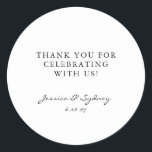 Pegatina Redonda Gracias Personalizado de guiones minimalista en bl<br><div class="desc">Minimalista moderno Boda de escritura en blanco y negro Personalizado gracias Pegatina redondo clásico</div>