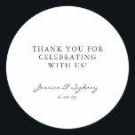 Pegatina Redonda Gracias Personalizado de guiones minimalista en bl<br><div class="desc">Minimalista moderno Boda de escritura en blanco y negro Personalizado gracias Pegatina redondo clásico</div>