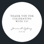 Pegatina Redonda Gracias Personalizado de guiones minimalista en bl<br><div class="desc">Minimalista moderno Boda de escritura en blanco y negro Personalizado gracias Pegatina redondo clásico</div>