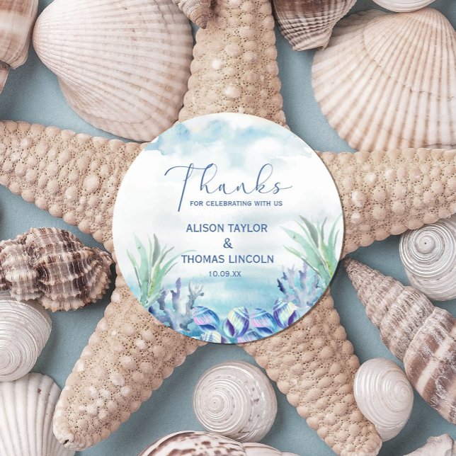 Pegatina Redonda ¡Gracias Por Celebrarnos Con Nosotros! Boda de ver (design for summer weddings, engagement parties, features seashells of blue watercolor and rainbow.)