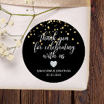 Pegatina Redonda GRACIAS por la celebración del Boda BLACK Gold<br><div class="desc">Etiquetas y etiquetas de boda encantadoras y personalizadas para tus favores de regalo. Un pequeño corazón de diamantes falso para añadir un poco de brillo y un toque de clase. Confetti de efecto metalizado dorado. Palabras: Gracias por celebrar con nosotros. Estas plantillas de pegatinas de agradecimiento se pueden editar como...</div>