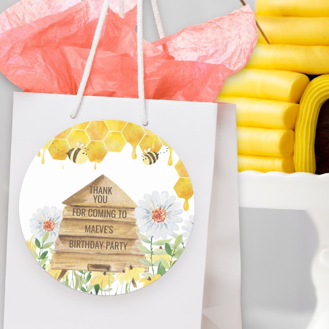 Pegatina Redonda Gracias por venir fiesta temática de cumpleaños de (Thank You for coming stickers with bee theme. Add your thank you wording to the beehive.)