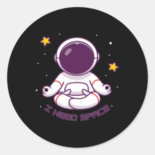 Pegatina Redonda Graciosa Meditación Astronauta Necesito Espacio -
