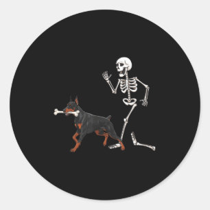 Pegatina Redonda Gracioso Halloween Doberman Nscher Y Skeleton