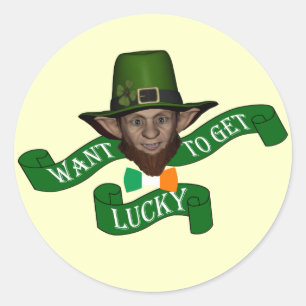 Pegatina Redonda Gracioso leprechaun con suerte irlandés
