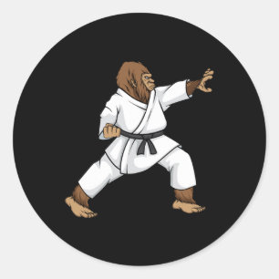 Pegatina Redonda Gracioso Ninja Bigfoot Haciendo Karate Con Samurai