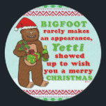 Pegatina Redonda Gracioso pie grande merry Christmas Sasquatch Pun<br><div class="desc">Este divertido diseño de Navidades de personalizados de juego de palabras muestra una imagen de gruñido de pie. Lleva flores, lleva vino y un regalo envuelto mientras lleva un sombrero rojo de Santa. El texto dice: "Pie grande rara vez aparece, pero apareció para desearte una feliz Navidad". Para ese aspecto...</div>
