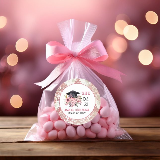 Pegatina Redonda Grad Cap y Pink Florals lo hizo ("SHE Did It!" Grad Cap and Pink Floral Swag Bouquet Graduate Graduation Classic Round Sticker)