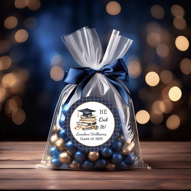 Pegatina Redonda Grad Cap y Stack of Books Lo hizo ("HE Did It!" Grad Cap and Stack of Books Graduate Name and Class Year Graduation Round Sticker)