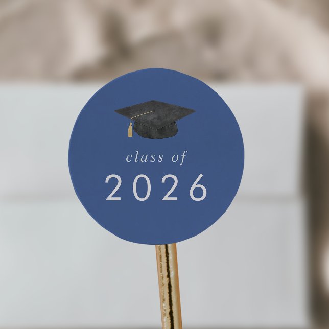 Pegatina Redonda Grado azul de moda Clase Cap de 2025 Graduación (Chic Blue Grad Cap Class of 2026 Graduation Classic Round Sticker)