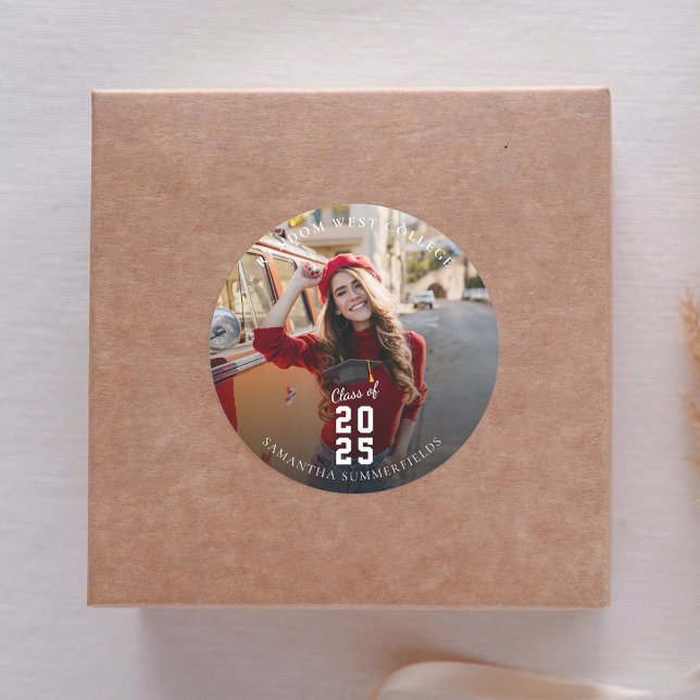 Pegatina Redonda Graduación 2025 Fiesta de Grado de Foto Roja (Graduation 2025 Red Photo Grad Party Classic Round Sticker)