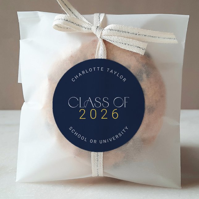 Pegatina Redonda Graduación de la clase de 2026 en oro de gala nava (Modern Fete Navy Gold Class of 2026 Graduation Classic Round Sticker)