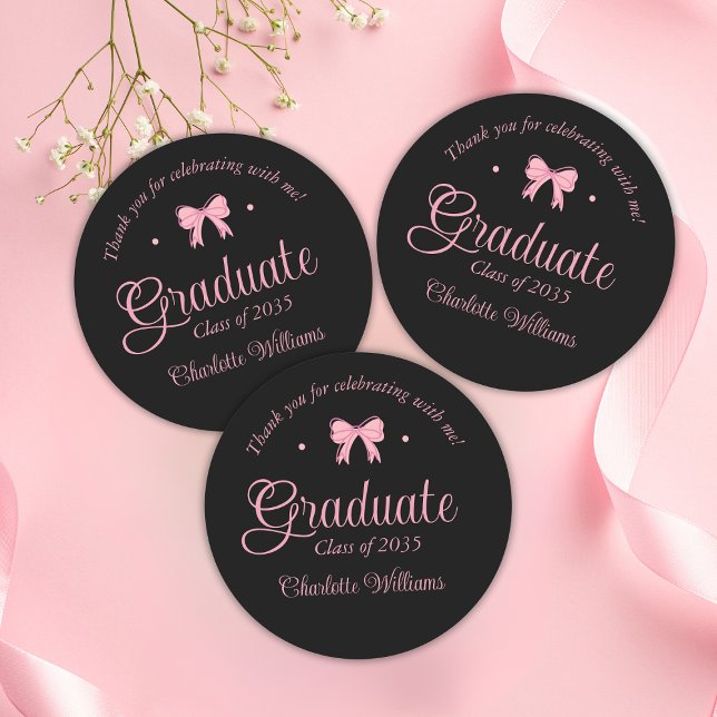 Pegatina Redonda Graduación de vaca rosa estética de Coquette Graci (Coquette Aesthetic Pink Bow Graduation Thank You Classic Round Sticker
)