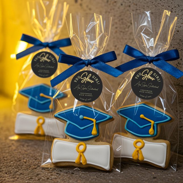 Pegatina Redonda Graduación del guión de neón amarillo para Chica b (You Glow Girl Grad Yellow Neon Script Graduation Classic Round Sticker)