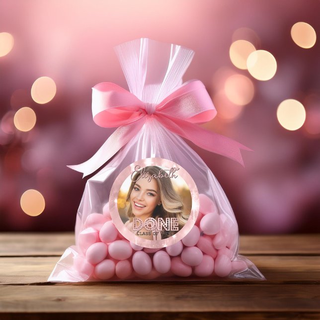 Pegatina Redonda Graduación Fotografía Pink Sparkles Class año HECH (Graduation Photo Girl Graduate Faux Pink Sparkles Class Year "DONE" Classic Round Sticker)