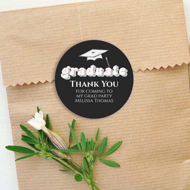 Pegatina Redonda Graduación Graduado Negro Típografía Retro Simple (Subido por el creador)