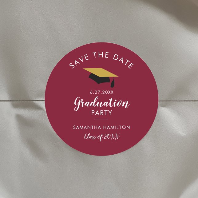 Pegatina Redonda Graduado 2025 Borgoña Salva a la Fiesta de la fech (Graduation Save the Date Burgundy Classic Round Sticker)