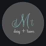 Pegatina Redonda Gráfica simple   pegatinas verde azulados de monog<br><div class="desc">Pegatinas monográficos de grafito liso para todas las ocasiones. Todo el espectro del arco iris disponible para su fondo y texto, no sólo unos cientos de colores. Puede elegir cualquier combinación aunque no esté en el gráfico de colores de zazzle. A continuación se muestra un enlace a "gráfico hexacromo" para...</div>