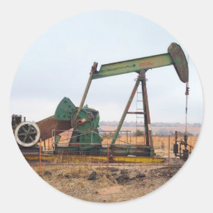 Pegatina Redonda Gran Bombeo Verde en un campo petrolero