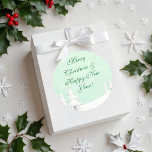 Pegatina Redonda Green Merry Christmas and Snowley Pines<br><div class="desc">Este encantador pegatina presenta un diseño festivo que capta perfectamente el espíritu de la temporada,  mostrando exuberantes pinos verdes cubiertos de nieve. No es sólo un pegatina,  es un toque encantador que añade un toque personal a tus regalos.</div>