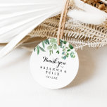 Pegatina Redonda Greenery Eucalyptus Gracias Favor De La Boda<br><div class="desc">Esta caligrafía moderna, gracias a la boda, favorece el pegatina redondo clásico, perfecto para un boda rústico. El diseño, sencillo y elegante, presenta una tipografía de escritura clásica y elegante en blanco y negro. Haga que el pegatina le asigne las etiquetas propias, incluyendo sus nombres, el evento (si procede) y...</div>