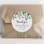 Pegatina Redonda Greenery Eucalyptus Gracias Favor De La Boda<br><div class="desc">Esta caligrafía moderna, gracias a la boda, favorece el pegatina redondo clásico, perfecto para un boda rústico. El diseño, sencillo y elegante, presenta una tipografía de escritura clásica y elegante en blanco y negro. Haga que el pegatina le asigne las etiquetas propias, incluyendo sus nombres, el evento (si procede) y...</div>