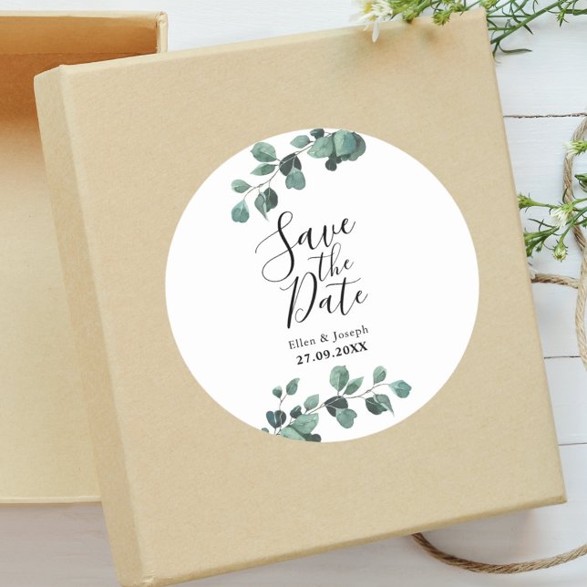 Pegatina Redonda Greenery Moderno Eucalipto Boda Save The Date (Modern wedding sticker creates a clean botanical touch for special announcements.)
