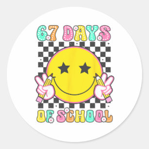 Pegatina Redonda Groovy 67 Días De Colegio Cara Sonriente Profesor 