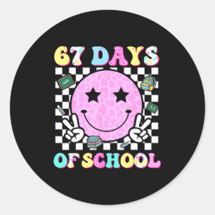 Pegatina Redonda Groovy 67 Días De Colegio Cara Sonriente Profesor 