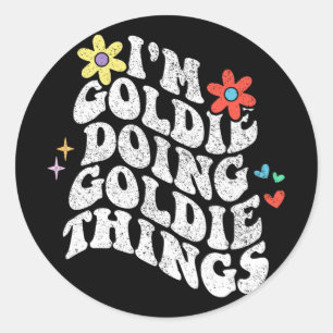 Pegatina Redonda Groovy Im Goldie Haciendo Goldie Things Funny Moth