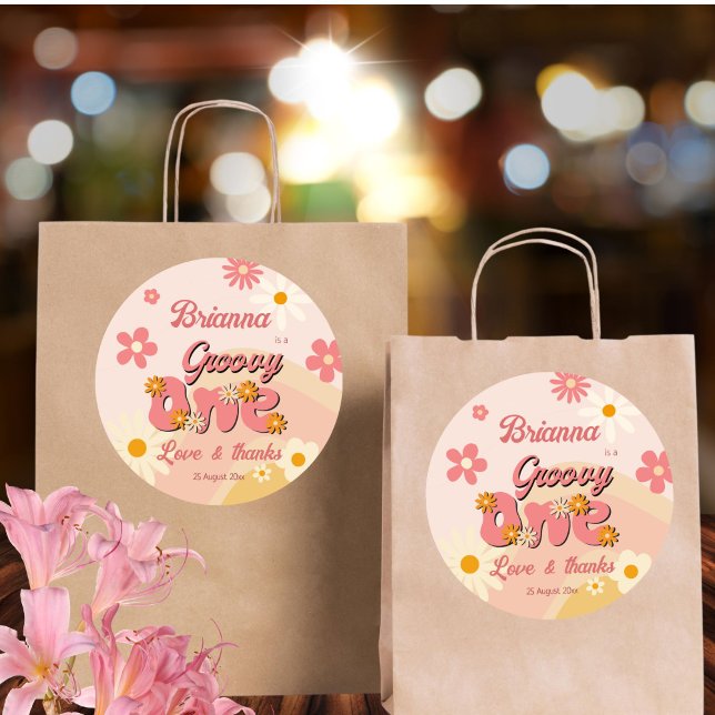 Pegatina Redonda Groovy un retro daisy primer favor de cumpleaños (Groovy one retro daisy 1st birthday thank you favor sticker personalized printed favor stickers)