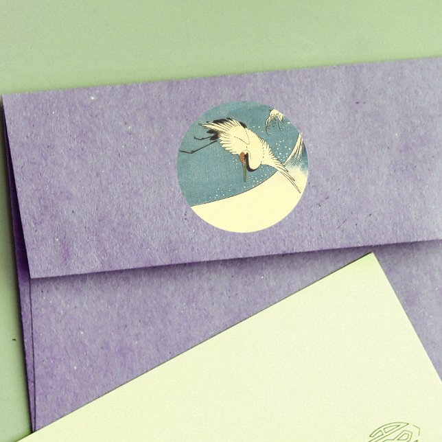 Pegatina Redonda Grúa En Ola Oceánica (Flying white crane bird over wave in ocean blue sky on round stickers.)