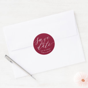 Pegatina Redonda Guardar la fecha de boda con letra Chic Script