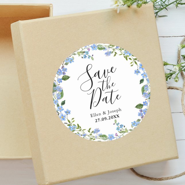 Pegatina Redonda Guardar la Fecha Personalizado Mínimo Floral Boda (Floral save the date sticker adds timeless beauty to elegant wedding mail.)