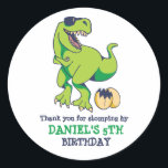 Pegatina Redonda Guay T-Rex Dinosaur Egg Kids Birthday Party<br><div class="desc">Favoritos de fiesta para niños,  niños o chicas que aman los dinosaurios y el t-rex. Perfecto para la fiesta de cumpleaños de los niños,  los favores de fiesta y la etiqueta de agradecimiento. También puede personalizar el texto para la ducha de bebé u otra ocasión y fiesta.</div>