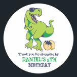 Pegatina Redonda Guay T-Rex Dinosaur Egg Kids Birthday Party<br><div class="desc">Favoritos de fiesta para niños,  niños o chicas que aman los dinosaurios y el t-rex. Perfecto para la fiesta de cumpleaños de los niños,  los favores de fiesta y la etiqueta de agradecimiento. También puede personalizar el texto para la ducha de bebé u otra ocasión y fiesta.</div>