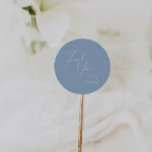 Pegatina Redonda Guión caprichoso | Azul Gracias Favor De La Boda<br><div class="desc">Presentamos nuestro impresionante guión caprichoso | azul gracias a tu boda favorece al pegatina redondo clásico perfecto para tu sencilla y moderna celebración de la primavera boho. Nuestro elegante diseño incluye una vibrante paleta de colores pastel y luminosa con un guión de caligrafía de moda vintage. Ya sea que prefiera...</div>