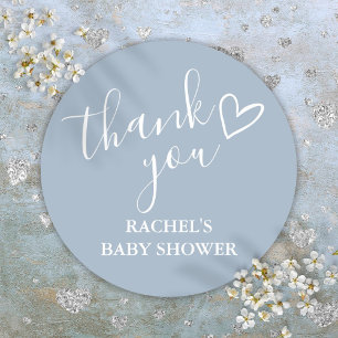 Pegatina Redonda Guión de Baby Shower de Niño Azul Polvoriento Cora