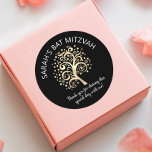 Pegatina Redonda Guión de Bat Mitzvah Black Relieve metalizado dora<br><div class="desc">¡Estén orgullosos, regocijaos y exhiban este hito de su Bat Mitzvah favorito! Usa esta pegatina divertida, sofisticada y personalizada para añadir a su día especial. Un gráfico árbol de Relieve metalizado de oro falso con brillante estrella de David y "hojas" de punto, junto con el guión de caligrafía de Relieve...</div>