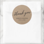 Pegatina Redonda Guión de Caligrafía Moderna Kraft Boda<br><div class="desc">Guión de Caligrafía Elegante Moderna Kraft Etiqueta Redonda de Boda</div>