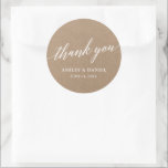 Pegatina Redonda Guion de Caligrafía Moderna para Boda Kraft<br><div class="desc">Pegatina Redonda de Guion de Caligrafía Elegante Moderna para Boda Kraft</div>